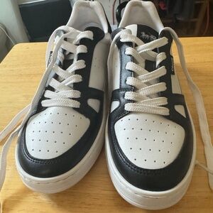 Coach women’s Clip Leather Court Sneakers Size 9B Black/Optic White style CP877